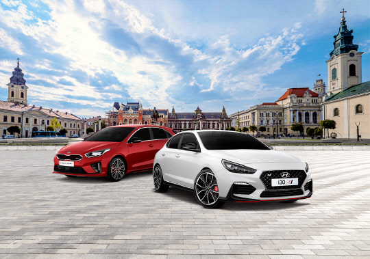 기아차 '씨드'(왼쪽)와 현대차 'i30 패스트백 N'.<현대자동차 제공>